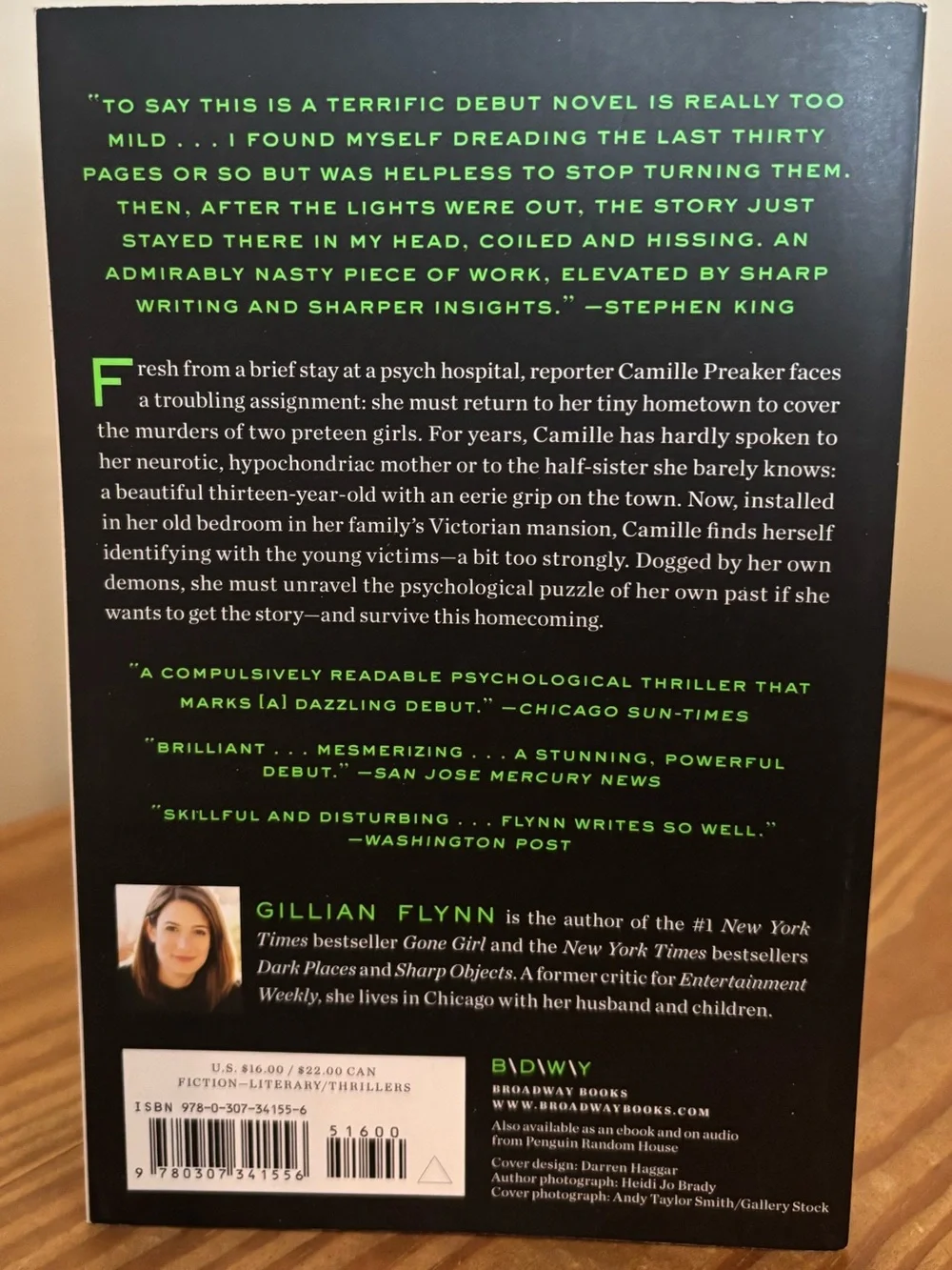 💥 Sharp Objects by Gillian Flynn